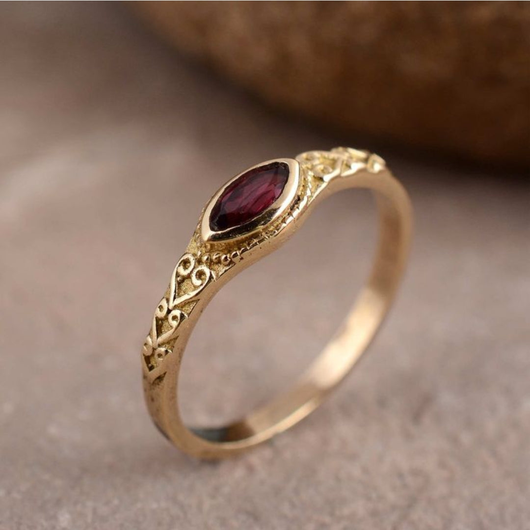 Retro Gold Ring Featuring a Red Crystal