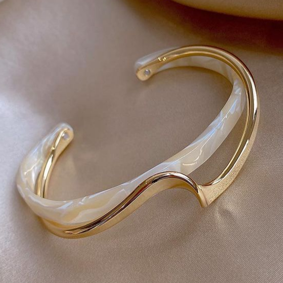 Chic Gold Bracelet Adorned with White Opal