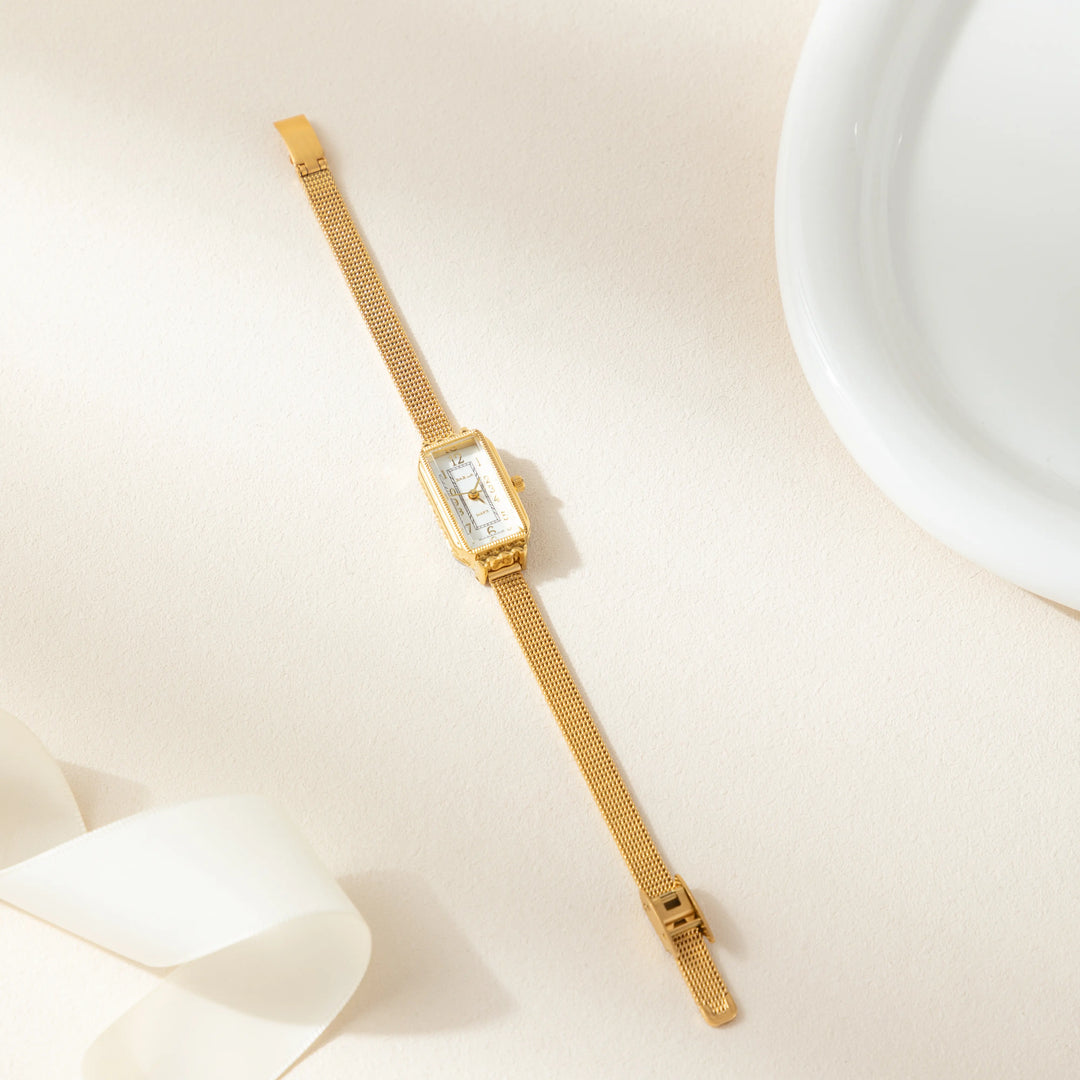 Phila™ | Sophisticated Timepiece with Textured Gold Band