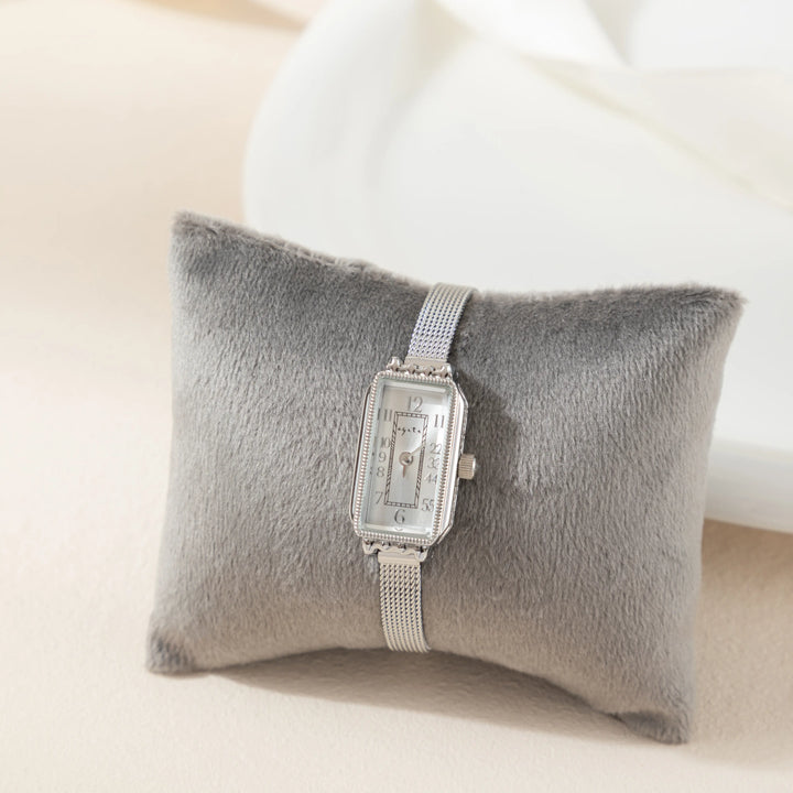 Phila™ | Sophisticated Timepiece with Textured Gold Band