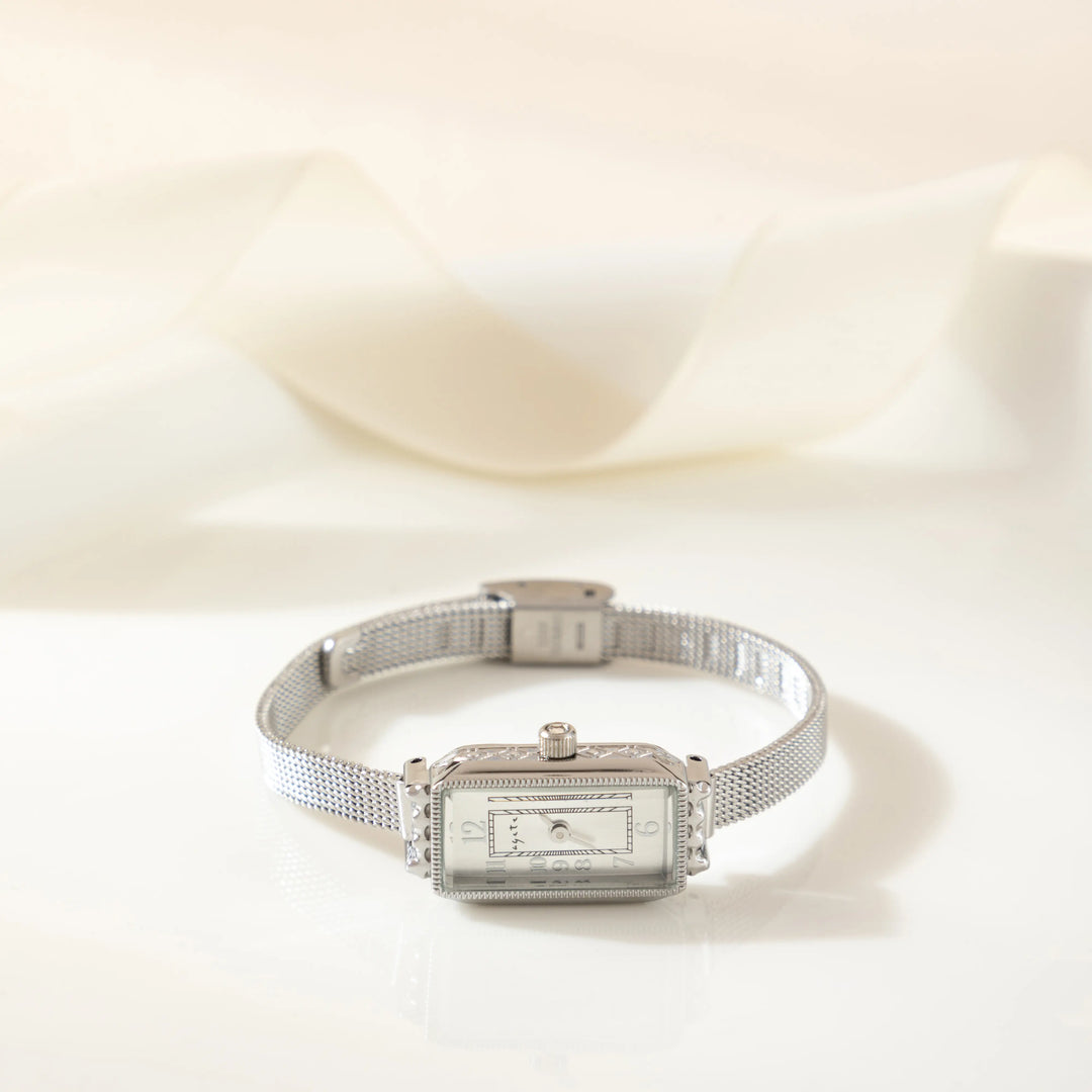 Phila™ | Sophisticated Timepiece with Textured Gold Band
