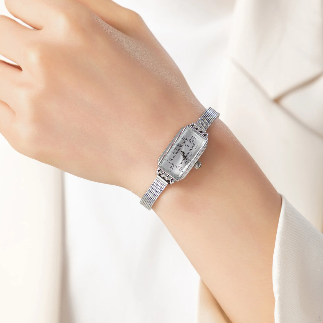 Phila™ | Sophisticated Timepiece with Textured Gold Band