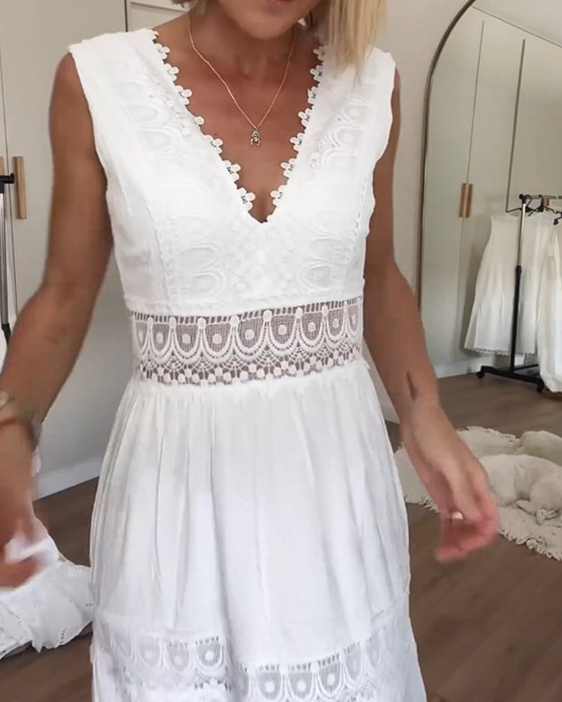 Aurélie - Sophisticated V-Neck Lace Dress